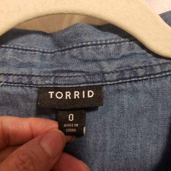 TORRID MEDIUM WASH DENIM BUTTON-DOWN SHIRT..SIZE:0 - Picture 11 of 12
